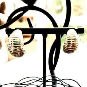 🌟 SALE $15 🌟 Vintage Scalloped Gold Plated Textured Pierced Earrings